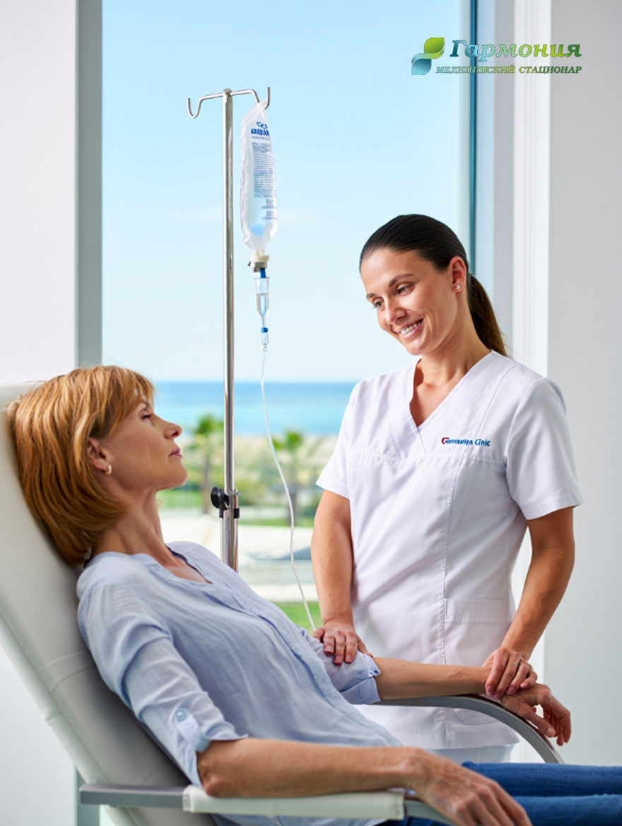 Врач и пациент с капельницей на фоне берега Пицунды